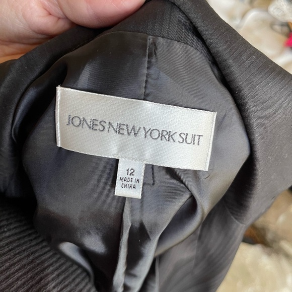 Jones New York suit - Picture 3 of 5